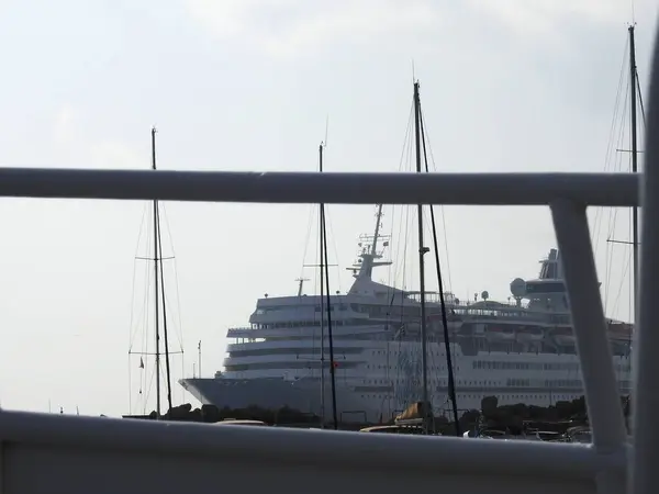 Ein Großes Kreuzfahrtschiff Hinter Einem Metallgeländer — Stockfoto