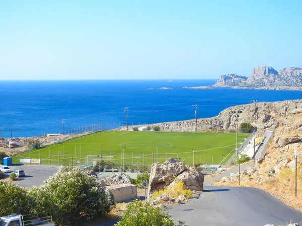 Dağlık Kayalık Bir Arazide Deniz Kenarında Futbol Sahası — Stok fotoğraf