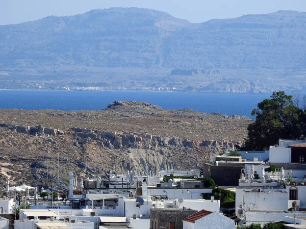 Vista Panoramica Una Città Bianca Una Zona Montuosa Vicino Mare — Foto Stock