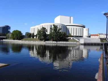 Şehirdeki nehir manzarası