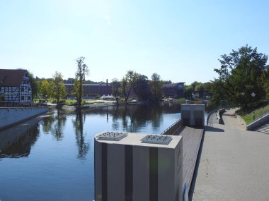 Şehirdeki nehir manzarası