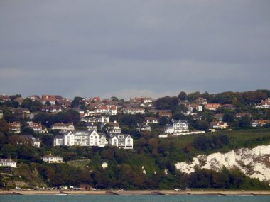 Yüksek beyaz uçurumun ve binaların manzarası