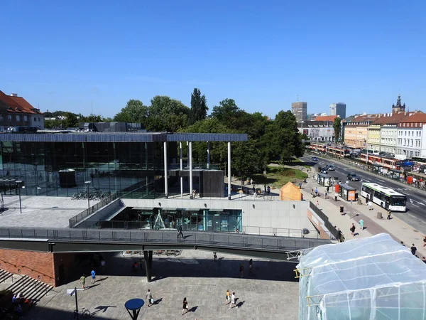 Sayısız cadde, tramvay ve bina manzarası