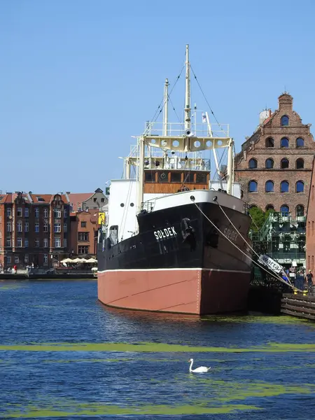 歴史的建造物や船のある史跡の水上運河の眺め — ストック写真