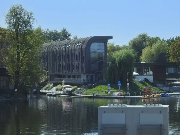 Şehirdeki nehir manzarası