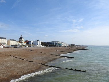 Şehirden deniz kenarından bir manzara.