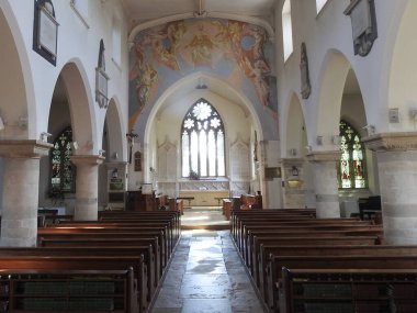 Ahşap döşenmiş, parlak bir kilise.