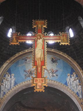 Eski kilisenin dekoratif iç mekanı.