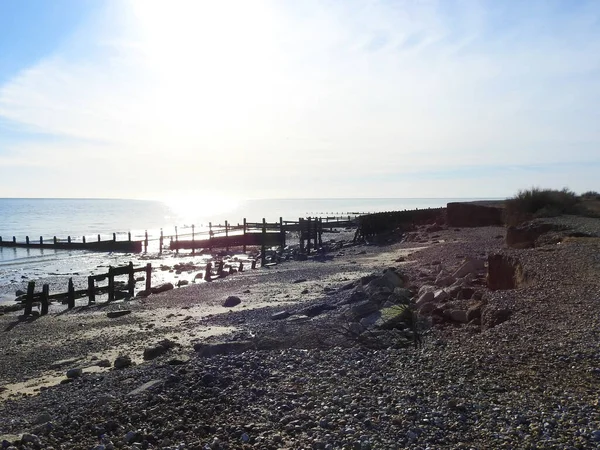 Blick Auf Den Von Wellen Zerstörten Strand Mit Zahlreichen Steinen — Stockfoto