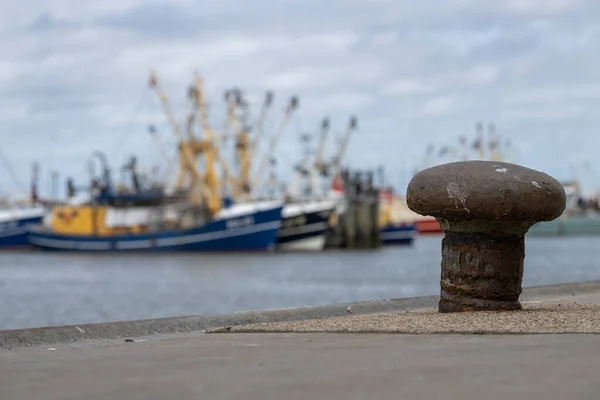 Weathered Rusted Bollard Harbor North Netherlands Moored Fishing Boats Background — Stock Photo, Image