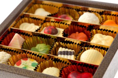 Hediye kutusunda beyaz izole lezzetli çikolata şekerleme