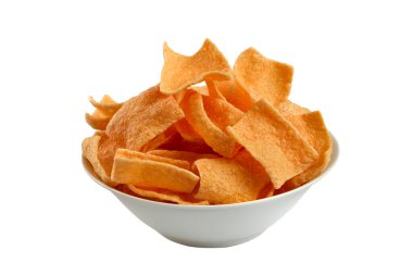 Beyaz arka planda bir kasede patates cipsi.