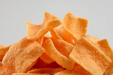 Beyaz arka planda patates cipsi.