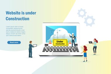 İnşaat alanı altında dizüstü bilgisayar ve ekranda mühendislik ekranı. Cihaz kullanıcıları etrafta. Web geliştirme sürecinde, web sitesi inşaat konsepti altında.