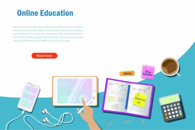 Çevrimiçi eğitim, kırtasiye malzemeleriyle matematik okuyan ve müzik dinleyen öğrenci masası. Banner, şablon ve web tasarımı eğitim için, okula ve öğrenci koleji modern yaşam tarzı.