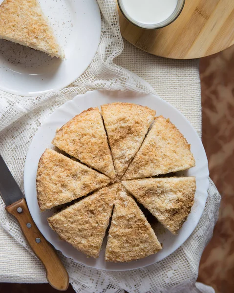 Vegan Kokosnoot Taart Witte Plaat Lichte Rustieke Achtergrond Bovenaanzicht — Stockfoto