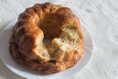 Amerikan tatlı tarçınlı ve tereyağlı maymun ekmeği. Seçici odak.