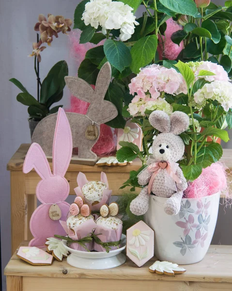 Beautiful Easter Decorations Easter Handmade Toy Knitted Bunny Colored Eggs — Stock Photo, Image