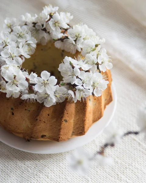 Beyaz Masa Örtüsü Üzerine Beyaz Çiçeklerle Süslenmiş Yapımı Pasta Seçici — Stok fotoğraf