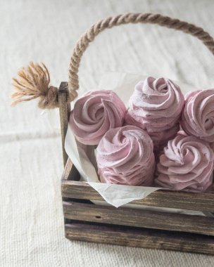 Ev yapımı Rus marşmelovu - koyu ahşap kutuda zephyr açık keten masa örtüsü, seçici odak noktası