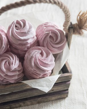 Ev yapımı Rus marşmelovu - koyu ahşap kutuda zephyr açık keten masa örtüsü, seçici odak noktası