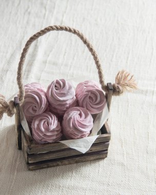 Ev yapımı Rus marşmelovu - koyu ahşap kutuda zephyr açık keten masa örtüsü, seçici odak noktası