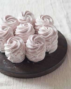 Ev yapımı Rus şekerlemesi. Kahverengi ahşap tabakta zephyr, seçici bir odak noktası.