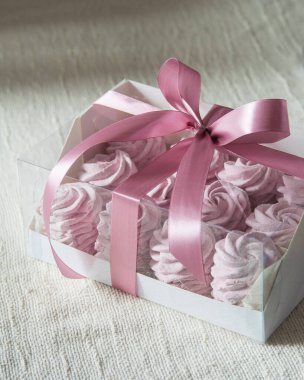 Ev yapımı Rus lokumu- beyaz kağıt kutuda beyaz keten masa örtüsü üzerinde zephyr, seçici odaklı