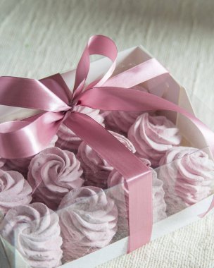 Ev yapımı Rus lokumu- beyaz kağıt kutuda beyaz keten masa örtüsü üzerinde zephyr, seçici odaklı