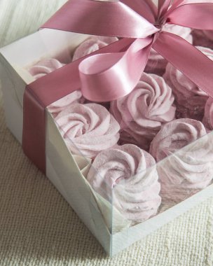 Ev yapımı Rus lokumu- beyaz kağıt kutuda beyaz keten masa örtüsü üzerinde zephyr, seçici odaklı