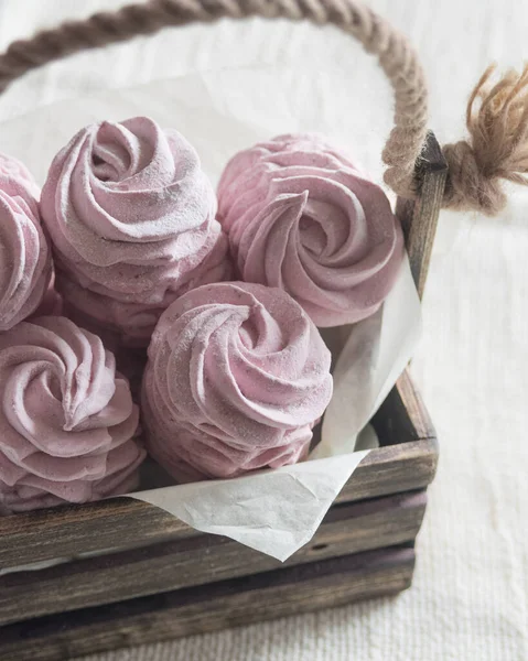 Ev yapımı Rus marşmelovu - koyu ahşap kutuda zephyr açık keten masa örtüsü, seçici odak noktası