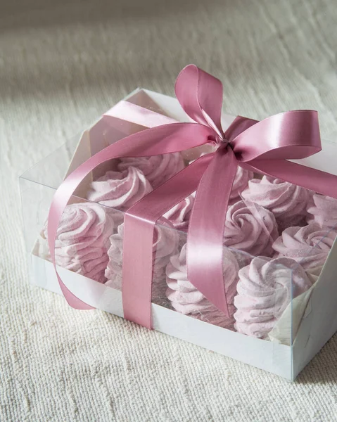 Ev yapımı Rus lokumu- beyaz kağıt kutuda beyaz keten masa örtüsü üzerinde zephyr, seçici odaklı