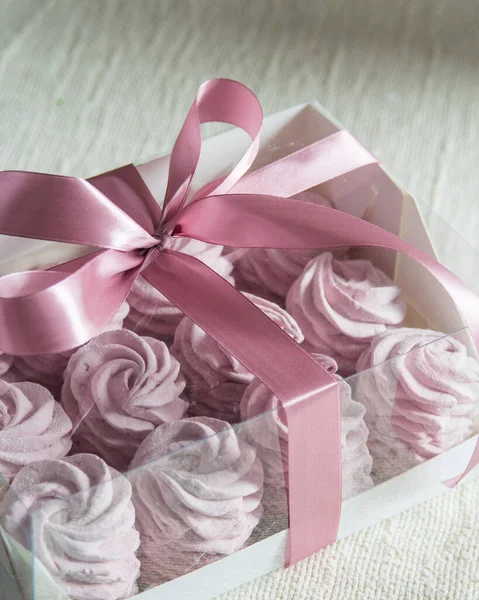 Ev yapımı Rus lokumu- beyaz kağıt kutuda beyaz keten masa örtüsü üzerinde zephyr, seçici odaklı