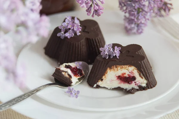 Homemade Chocolate Glazed Cottage Cheese Curds Fruit Jam White Plate —  Fotos de Stock