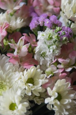 Güzel bahar buketi. Çeşitli çiçeklerle düzenlenmiş. Çiçekçi konsepti. Bir site ya da katalog için fotoğraf seti. Çiçekçilik..