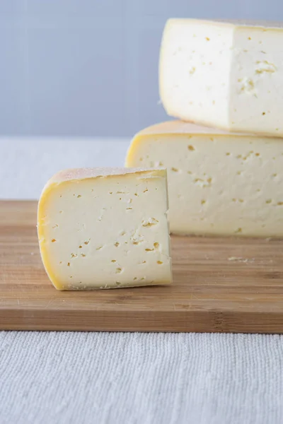 Corte Queijo Parmesão Redondo Pecorino Cabeça Placa Madeira Fundo Leve — Fotografia de Stock