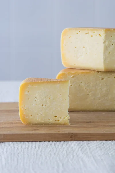 메탄이나 치즈는 배경에 보드를 유제품 유기농 포커스 맛있는 식욕을 돋우는 — 스톡 사진
