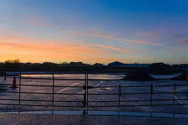 Boş bir inşaat sahasında çarpıcı gün batımı gökyüzü