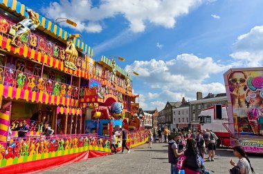 Boston Lincoln 'da güneşli bir bahar gününde kasaba merkezinde Mayfair' in tadını çıkaran insanlar.