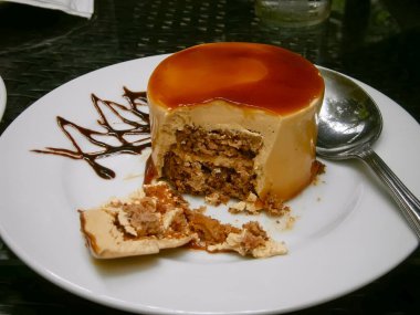 Teyzenin tabağında tatlı çöl keki