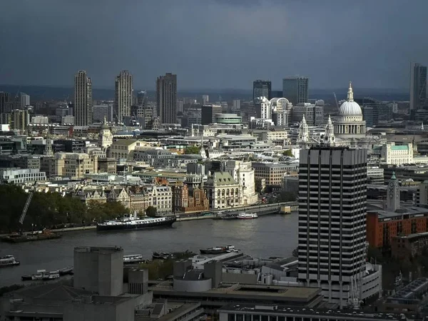 Londra Nın Merkezindeki Paul Katedrali Gri Gökyüzü Arkaplanlı Thames Nehrinin — Stok fotoğraf