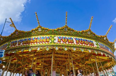 Boston 'da güzel renkli bir şenlik dolaşır. Mavi gökyüzü ile fuar olabilir.