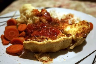 Kiş Lorraine turtası, üstünde domates püresi var..