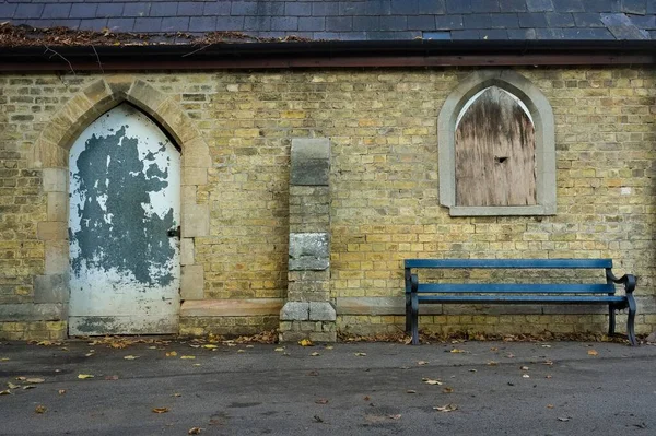 Eine Alte Verlassene Kapelle Mit Vergittertem Fenster Und Parkbank Der — Stockfoto