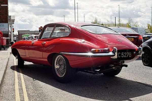 Vedere Din Spate Unei Mașini Tip Tip Jaguar Roșu Care — Fotografie, imagine de stoc