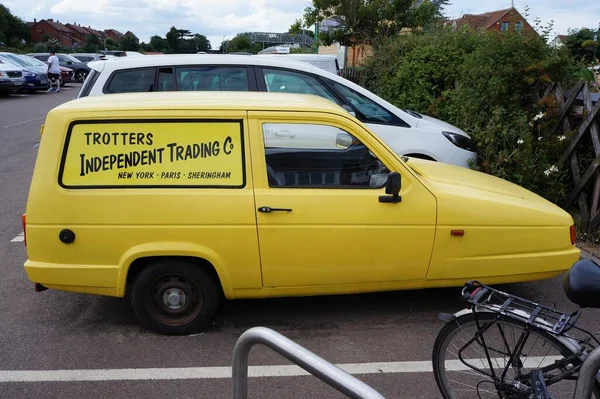 Furgoneta Yellow Reliant Robin Ruedas Estacionamiento Con Trotter Independent Trading — Foto de Stock