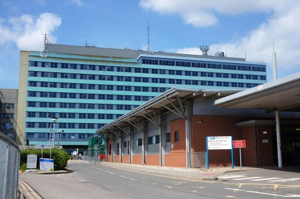 Boston 'da güneşli bir günde çok katlı Pilgrim Hastanesi