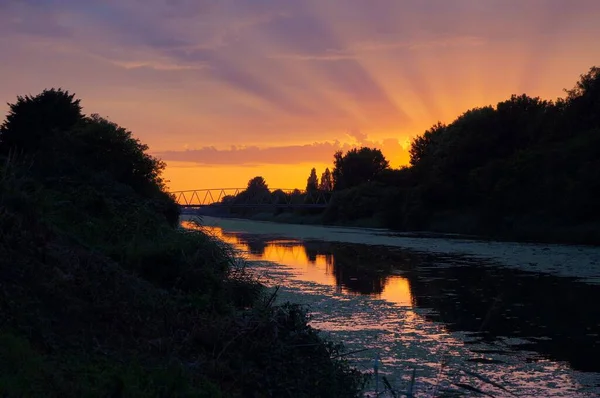 リンカーンシャーの美しい夕日の空を望む40フィートの川での反射英国 — ストック写真