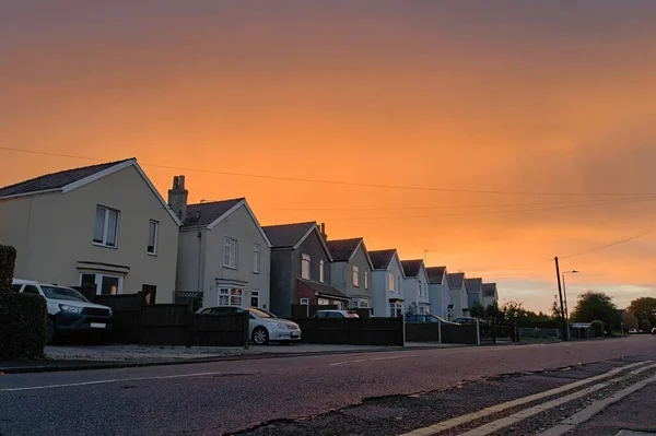 Řada Domů Britské Příměstské Silnici Ohromující Pozadí Západu Slunce — Stock fotografie