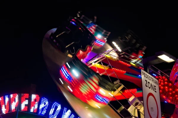 Spinning Fun Fair Ride Színes Fények Éjszaka Mozgás Elmosódott — Stock Fotó